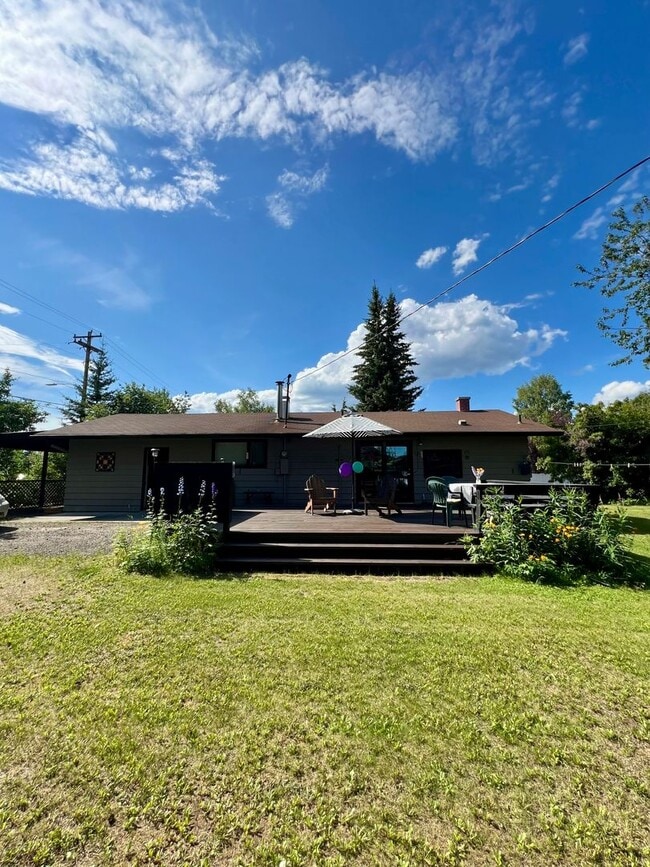 Building Photo - Available Nov 1st / Furnished / 1-Car Gara...
