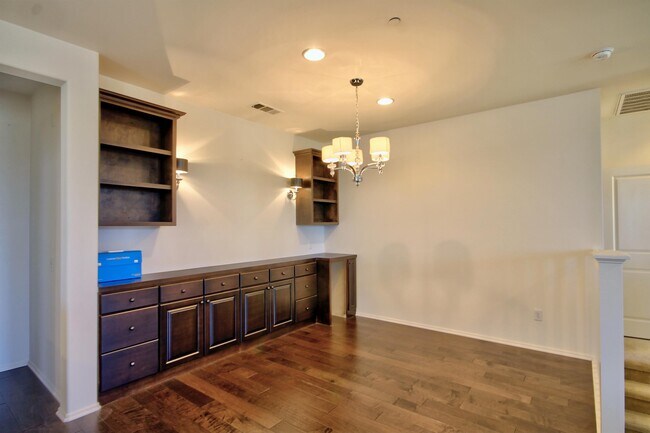 Building Photo - 950 N Chaparral Ln