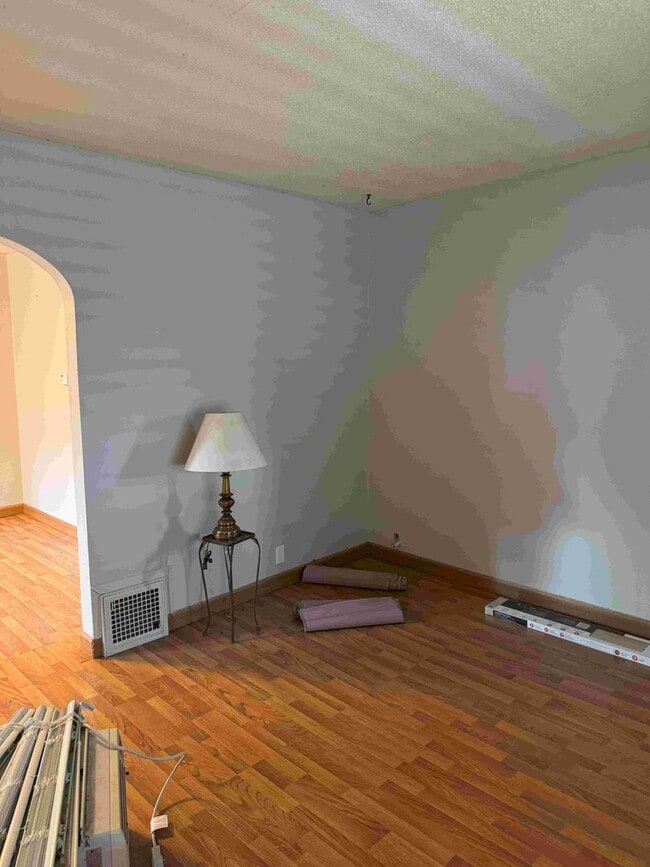 Building Photo - 3 Bedroom / 1 Bathroom Private Fenced Yard...