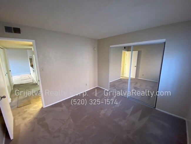 Building Photo - Spacious 2 Bedroom, 1 Bath Condo (22nd/Col...