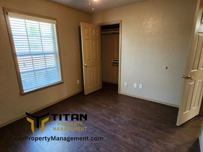 Building Photo - 3b/2b House