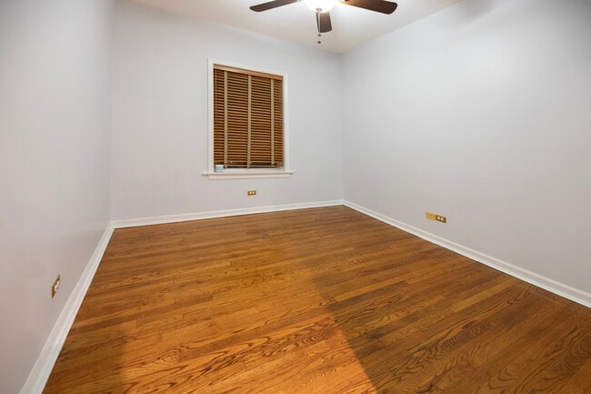 Building Photo - 6042 N Kenmore Ave