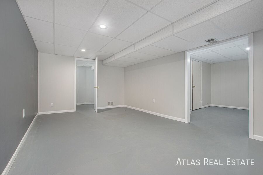 Building Photo - 625 NW Kay Dr