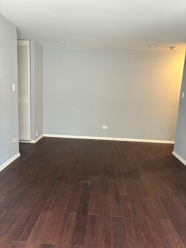 Building Photo - 5920 N Kenmore Ave