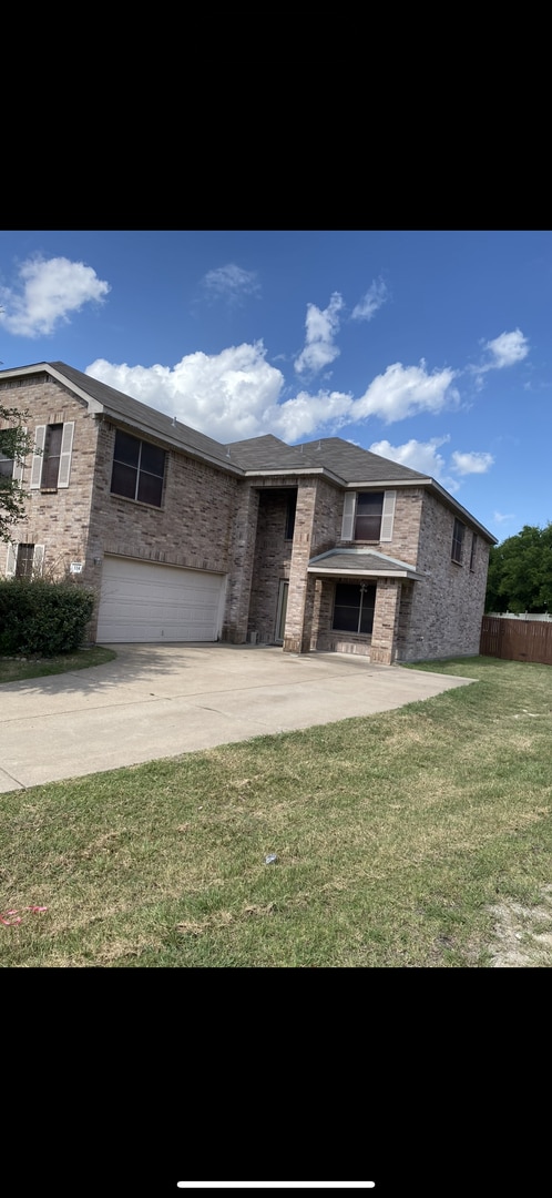 Building Photo - Massive home In Red Oak!!!!