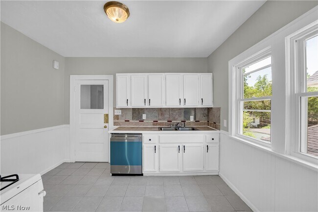 Building Photo - 10106 Greenview Ave