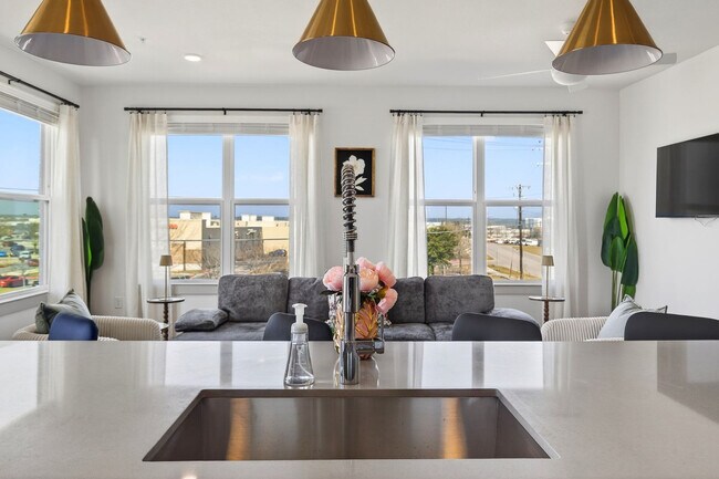 Building Photo - 1301 Leah Ave