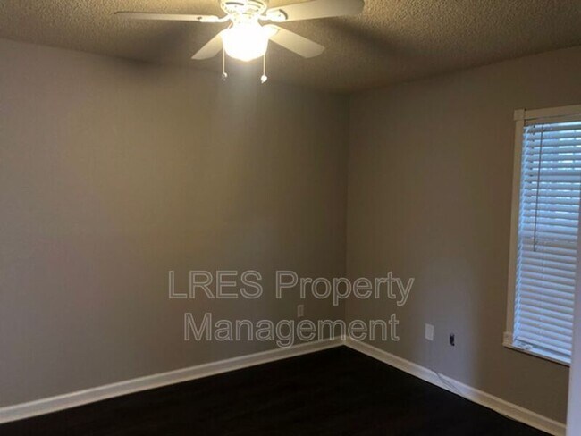 Building Photo - 1406 Northlake Dr