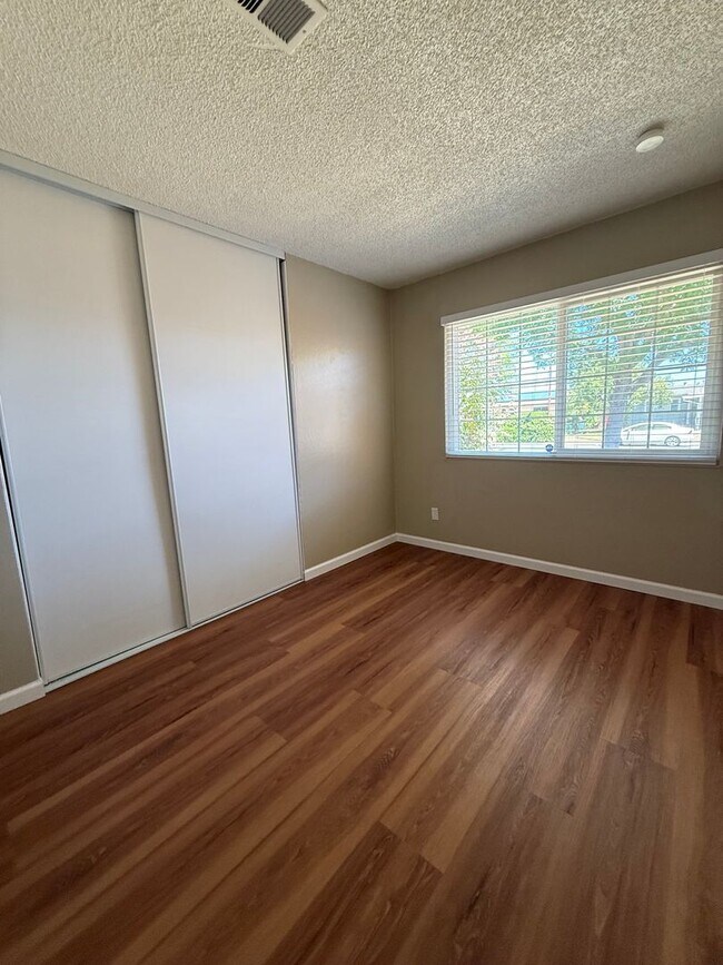 Building Photo - *Beautifully Updated 4 Bedroom, 2 Bathroom Home in Fairfield!*