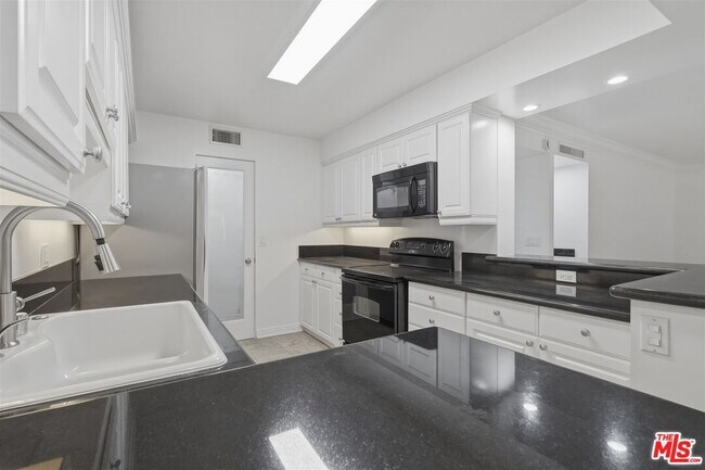 Building Photo - 435 N Oakhurst Dr