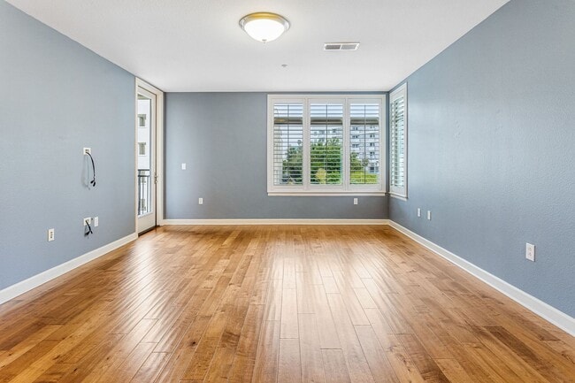 Building Photo - Beautiful & spacious 2 bedroom end unit condo in coastal Oceanside