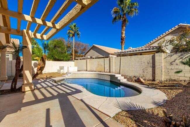 Building Photo - Beautiful 3 bedroom home in Ahwatukee Foothills with sparkling pool!