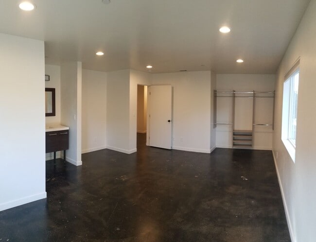 Building Photo - 5 bed 6 bath across street from Cal Poly c...