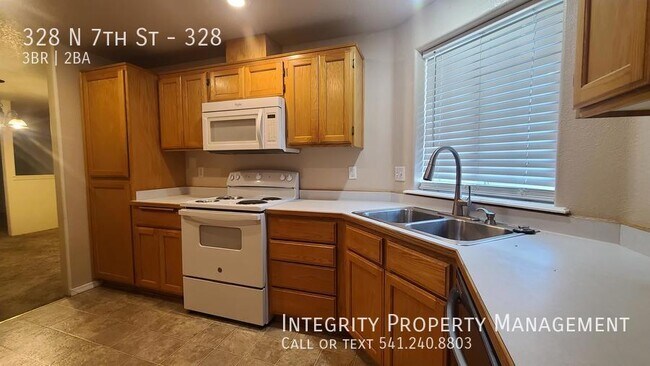 Building Photo - 328 N 7th St