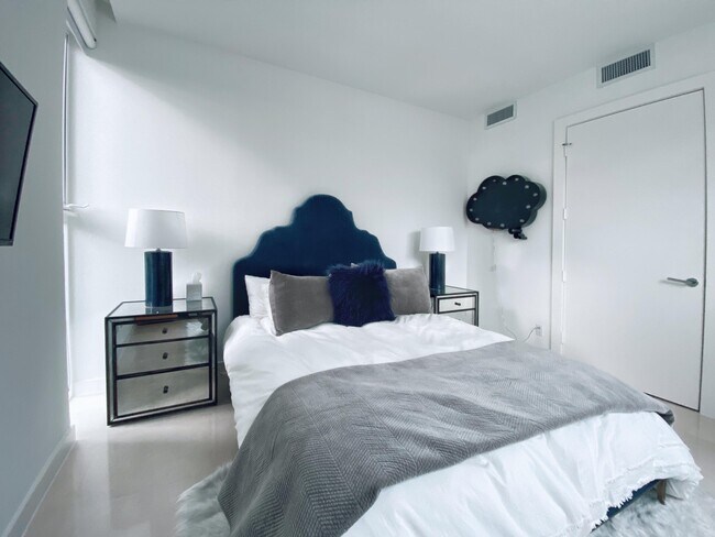 Building Photo - 243 Venetian Dr