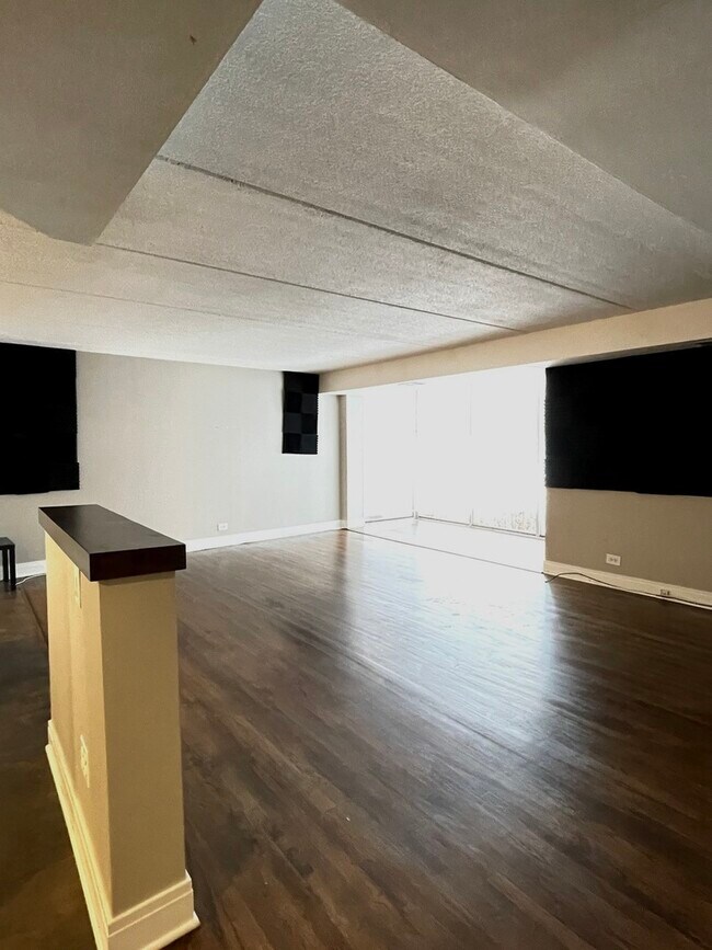 Building Photo - 1301 N Western Ave