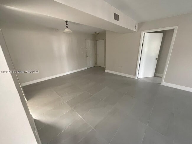 Building Photo - 731 N Pine Island Rd