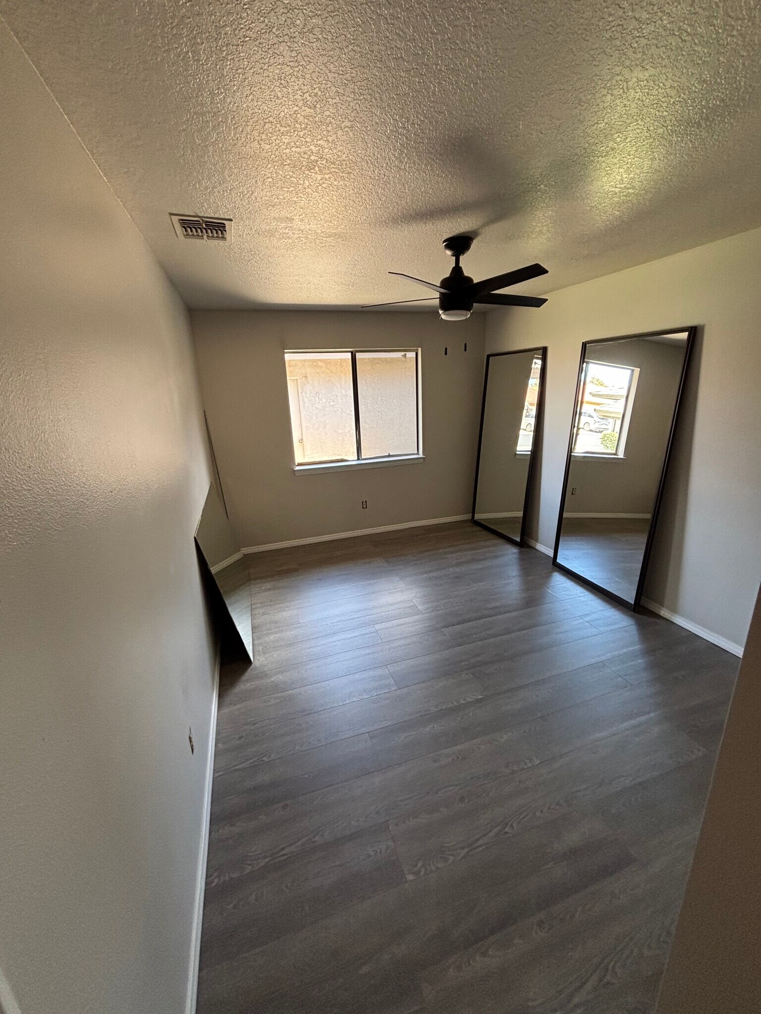 Building Photo - 27535 Lakeview Dr
