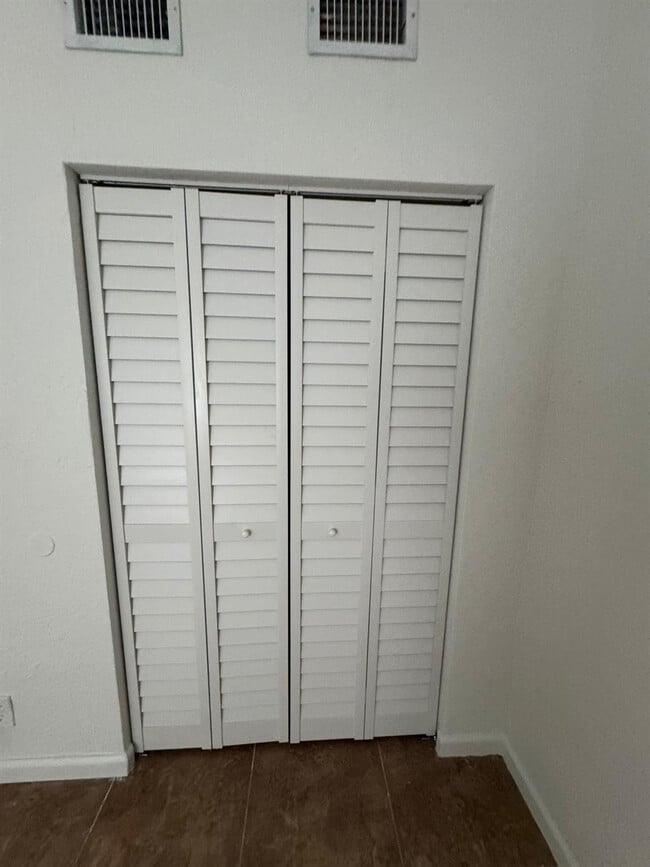 Building Photo - 1161 Golden Lakes Blvd