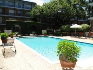 Building Photo - 8401 N New Braunfels Ave