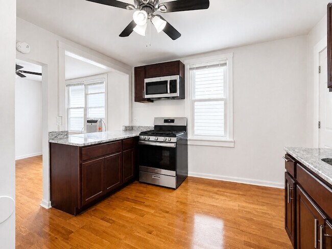 Building Photo - 1830 N Mozart St