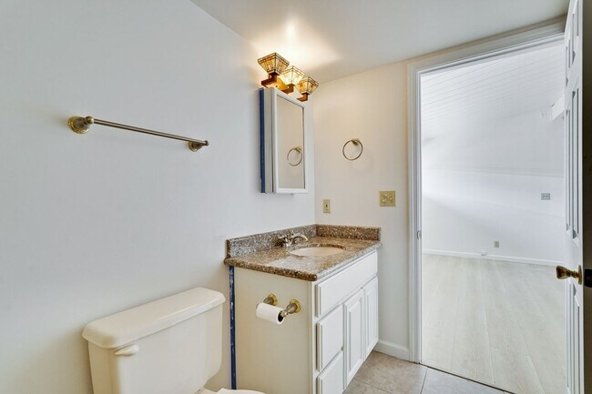 Building Photo - Spacious 4 Bed 3 Bath Home in Highly Desir...