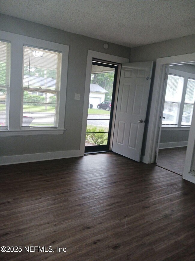 Building Photo - 451 Duray St
