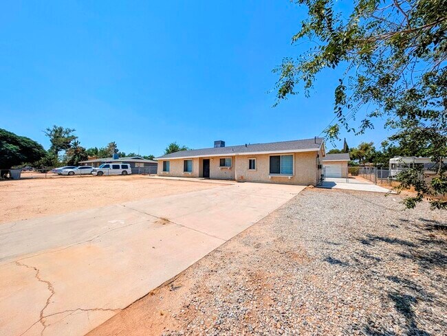 Building Photo - 4 bed with Dual master bedrooms and Solar ...