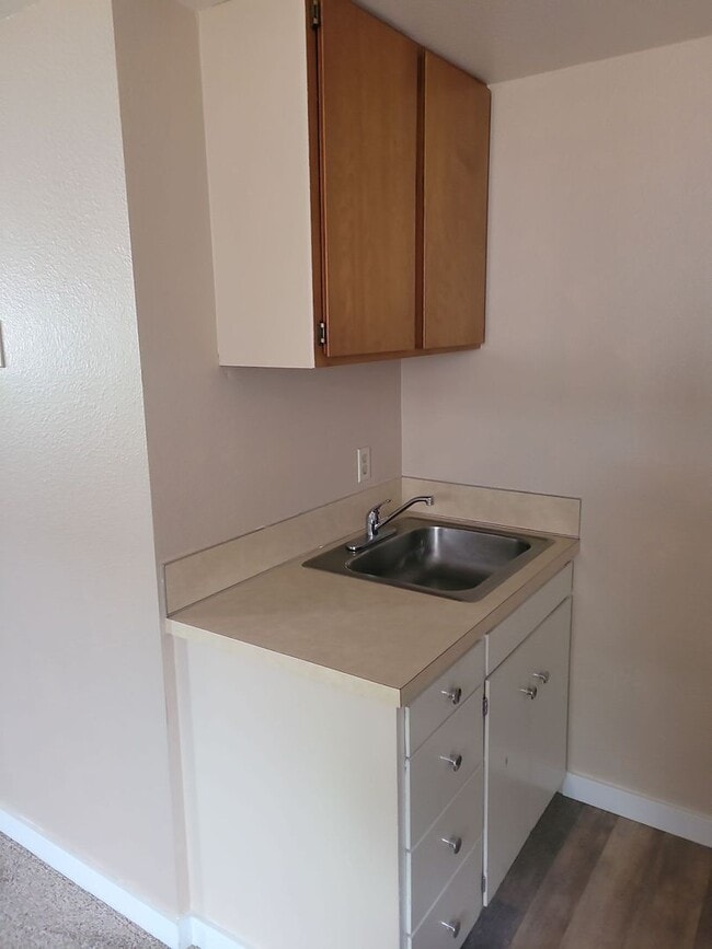 Building Photo - Welcome to this Charming 3 bedroom, 2 bath...