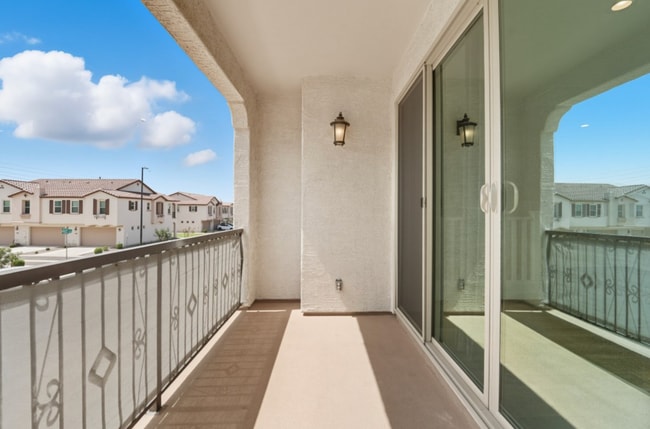 Building Photo - *Like Brand New Luxurious Modern 3 Bedroom 2 Bath Townhome in Warner Meadows!**