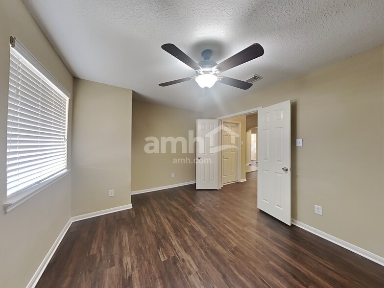 Building Photo - 1034 Riverwood Dr