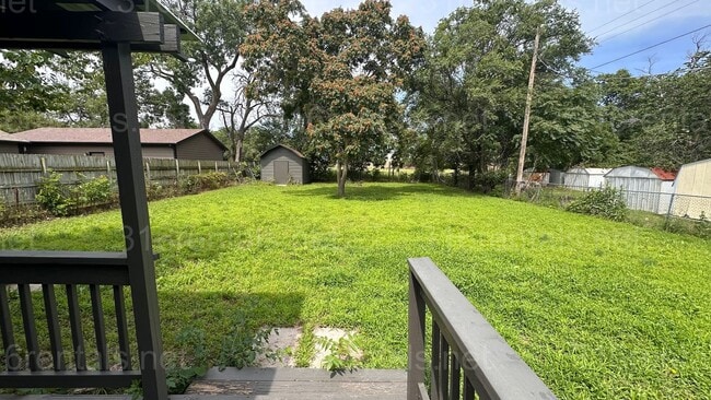 Building Photo - $1300 - 3 bed 1 bath Beautiful single fami...