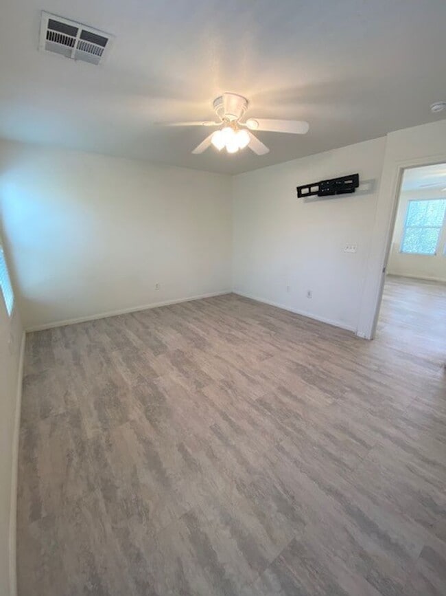 Building Photo - Unique Single Family 2/2 home