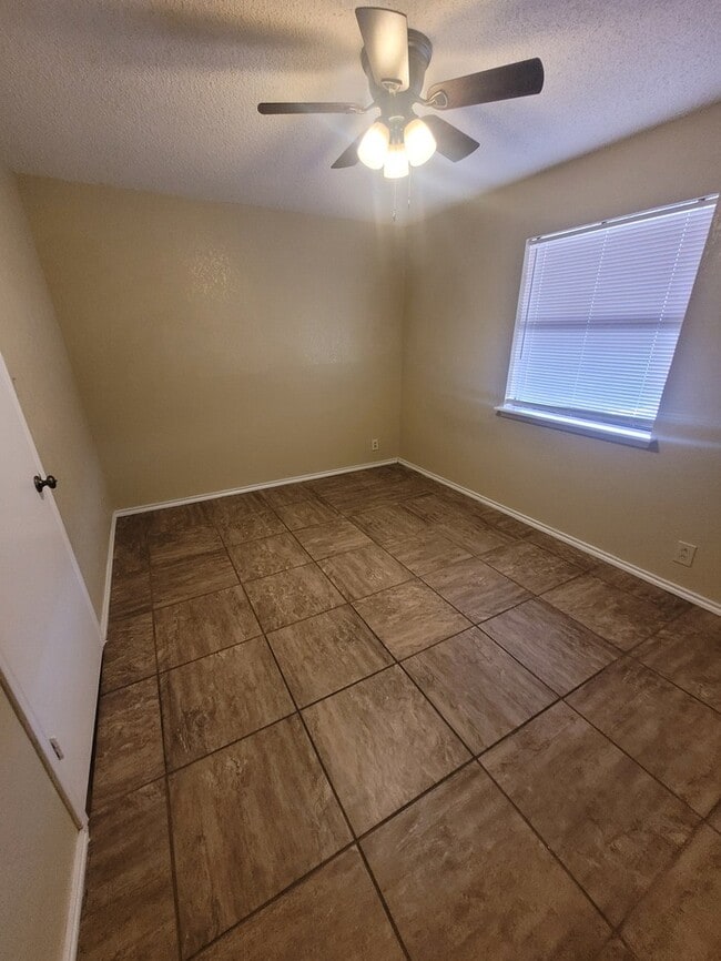 Building Photo - 3 bed 2 bath 2 car garage on cul-de-sac!