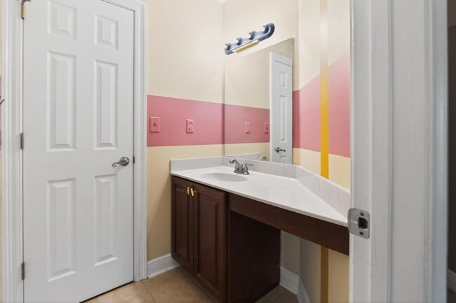 Building Photo - 1249 Northview Dr