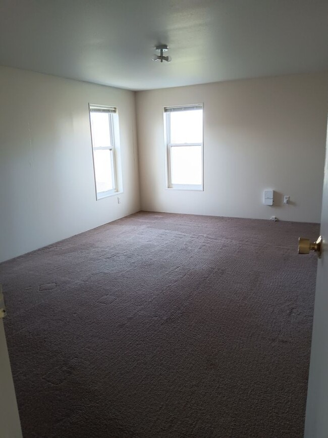 Building Photo - 4 Bed House in Cove