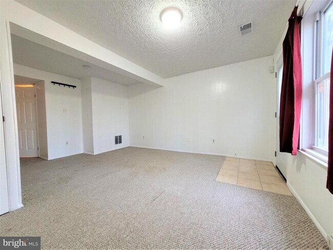 Building Photo - 8072 Grandview Ct