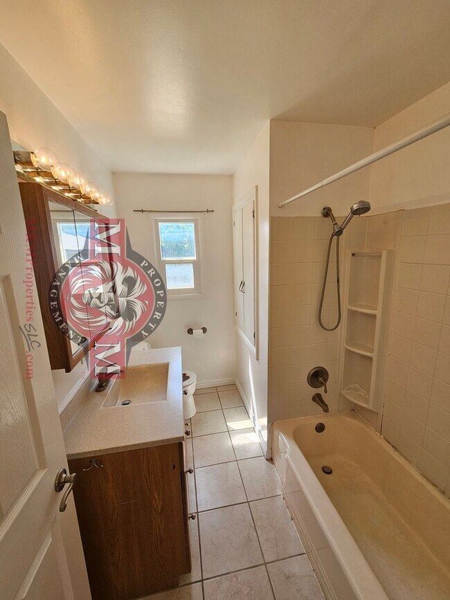 Building Photo - Great 4 Bd 2 Bath Home in Sandy