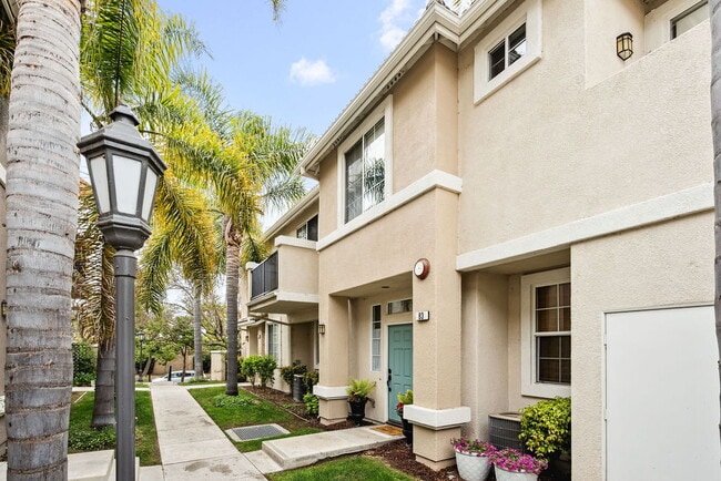 Building Photo - "Luxurious 2-Bed Condo Retreat with Fireplace & Pool Oasis in Ventura!"
