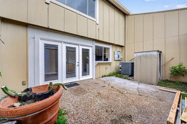 Building Photo - 2340 Woodland Park Dr