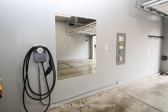 Building Photo - Newer Snohomish Home 3bed 3bath 1836sf 2 Car Garage with EV Charger A/C Equipped with a high-effi...