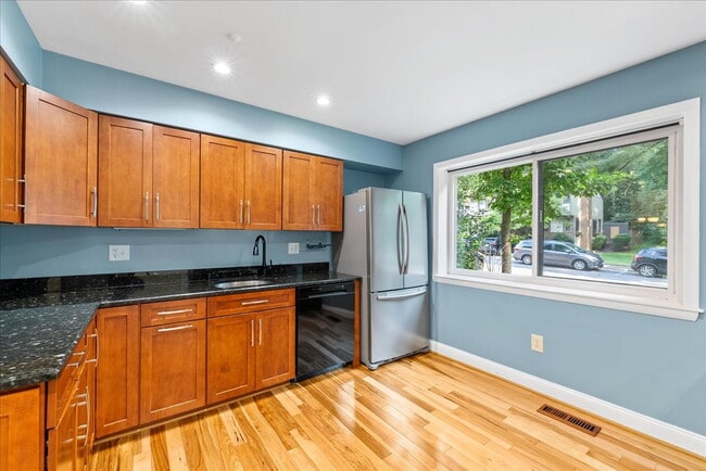 Building Photo - "Luxurious Reston Retreat: Spacious 2400 S...