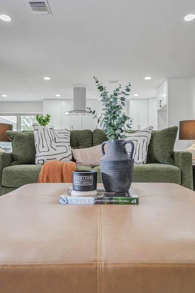 Building Photo - 9923 Emnora Ln