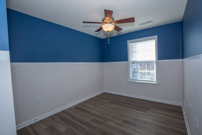 Building Photo - 3 bed, 2full/2 half bath Townhome in Marti...