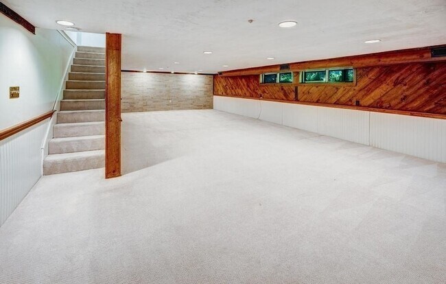 Building Photo - 559 Great Elm Way