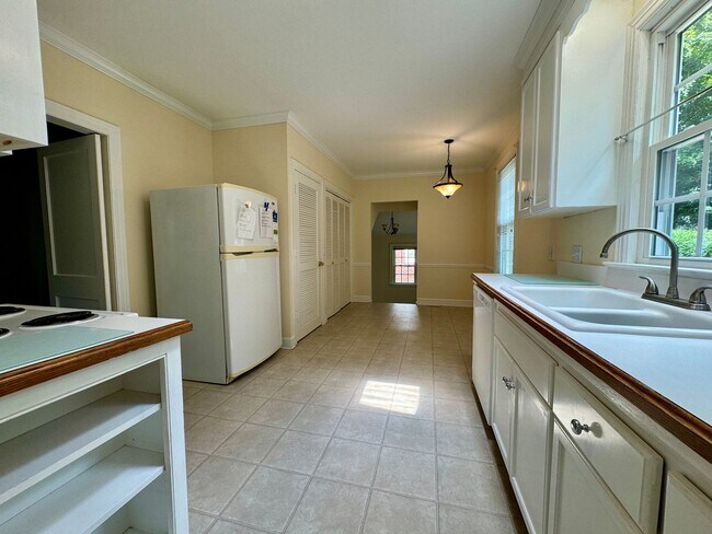 Building Photo - Charming Green Hills Single Family Home