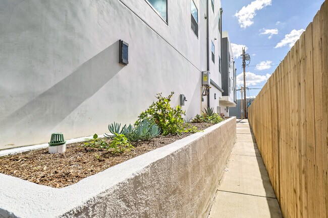 Building Photo - 6222 Banner Ave