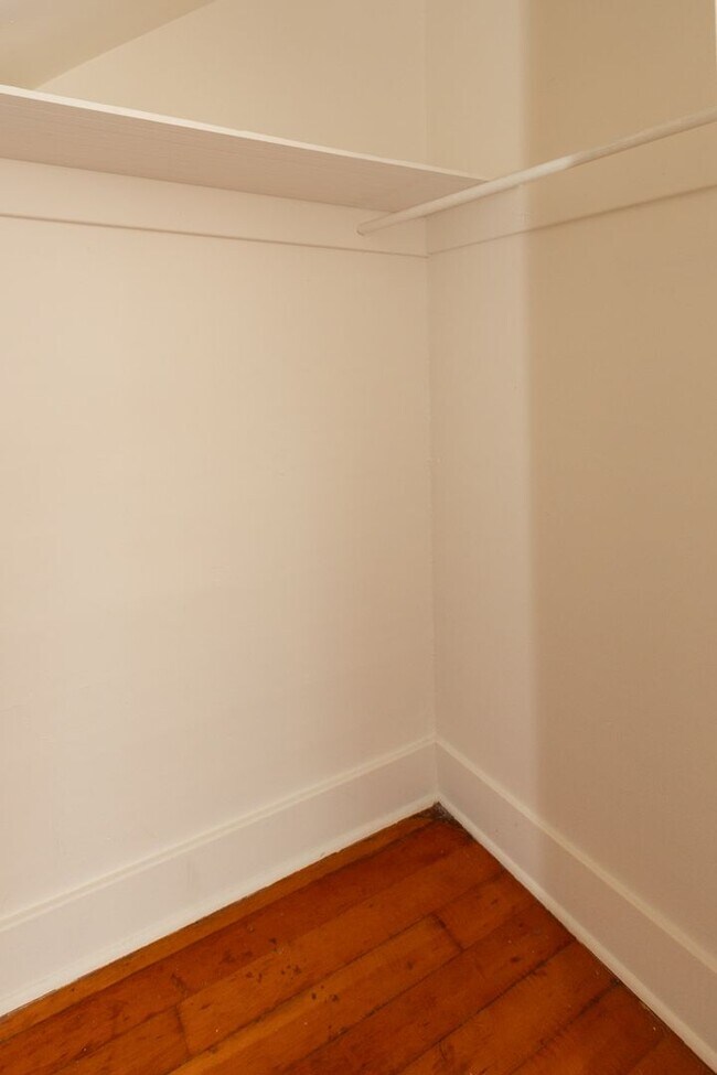 Building Photo - Charming 1 Bed/1 Bath w/ Large Fenced Yard...