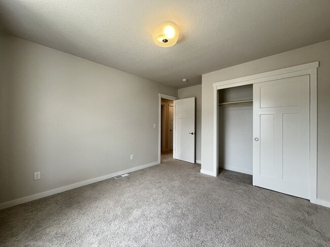 Building Photo - Stunning 2024 Built 5BR Home with Main-Level Suite, EV Charger & Covered Patio Near River Terrace