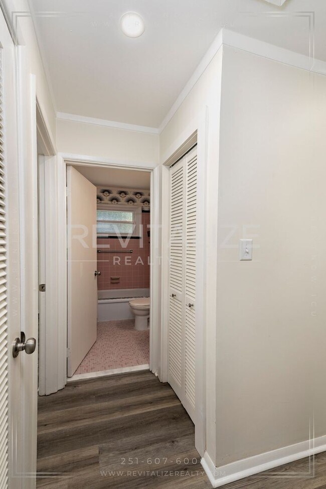 Building Photo - Beautifully Updated 3 Bed 2 Bath Home in D...